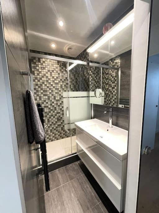 Paris Central 1 Bedroom Apartment With Ac Eksteriør bilde